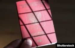 На окупованих територіях України загарбники змушують людей отримувати паспорт Росії