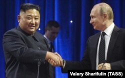 Лідер КНДР Кім Чен Ин і очільник Росії Володимир Путін (праворуч)