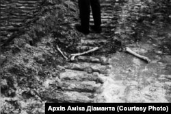 Для більшої наочності того жахіття, яке побачив Діамант на місці Бабиного Яру, деякі кістки він спеціально поклав на місце гусеничного треку. Це фото ‒ символ, говорить він. Серпень 1961 року. Архів Аміка Діаманта.