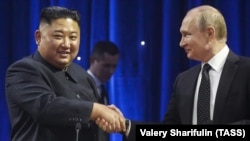 Лидеры России и КНДР - Владимир Путин и Ким Чен Ын на встрече во Владивостоке (архивное фото)