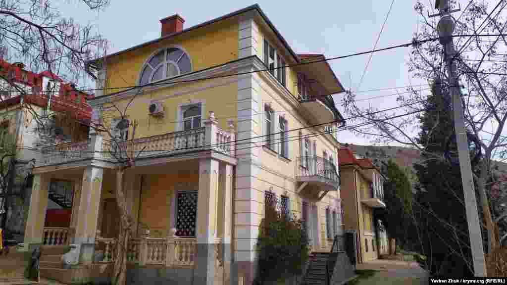 Ще одна цікава будівля розташована на невеликій, всього на кілька будинків, вулиці Вежовій, що розташована у бік від вулиці 7 Листопада. Можливо, це двоповерхова будівля пошти, побудованої на початку ХХ століття. Про неї пишуть багато місцевих істориків, називаючи адресу будинку №6 по вулиці 7 Листопада. У даний час будинку з такою адресою на цій вулиці немає. Приватним власником не так давно надбудовано третій поверх, прибудовані балкони. Але витончена еклектика головного фасаду, прикраси над вікнами і форма віконних прорізів не дають сумніватися – це саме стара Балаклавська пошта. А маніпуляції з адресою, ймовірно, були потрібні для того, щоб безперешкодно перебудувати історичний об'єкт