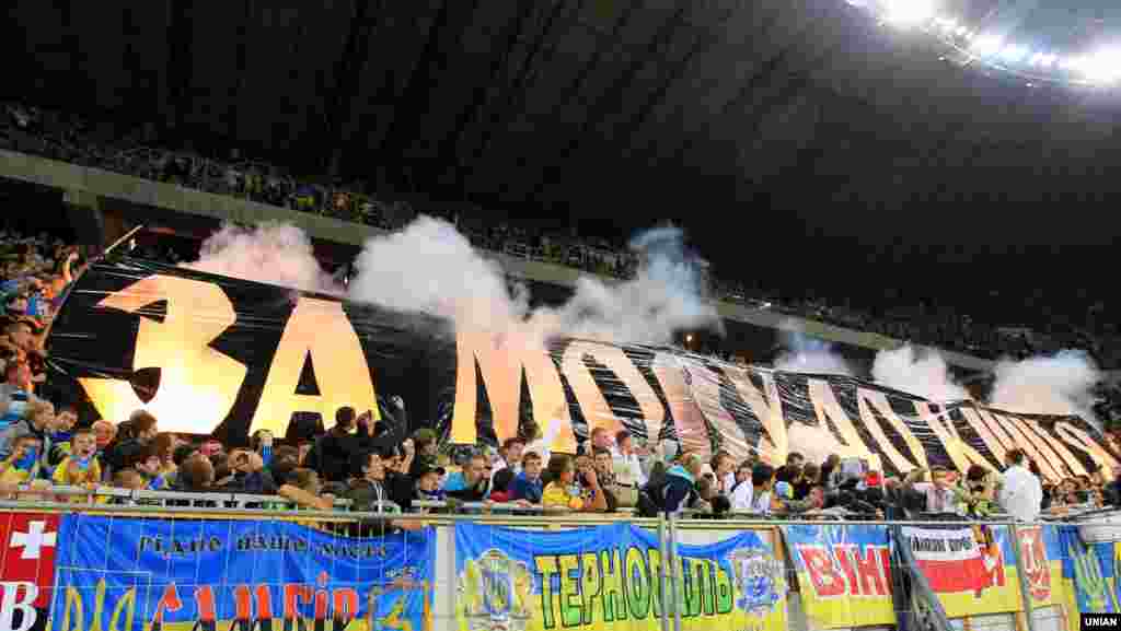У час «Мовного майдану». Банер із написом «За мову до кінця» під час футбольного матчу між збірними України і Чехії. Львів, 15 серпня 2012 року