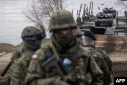 Польські солдати та танки Leopard 2A4 беруть участь у військових навчаннях НАТО DRAGON-24 у Корженево, північна Польща, 4 березня 2024 року