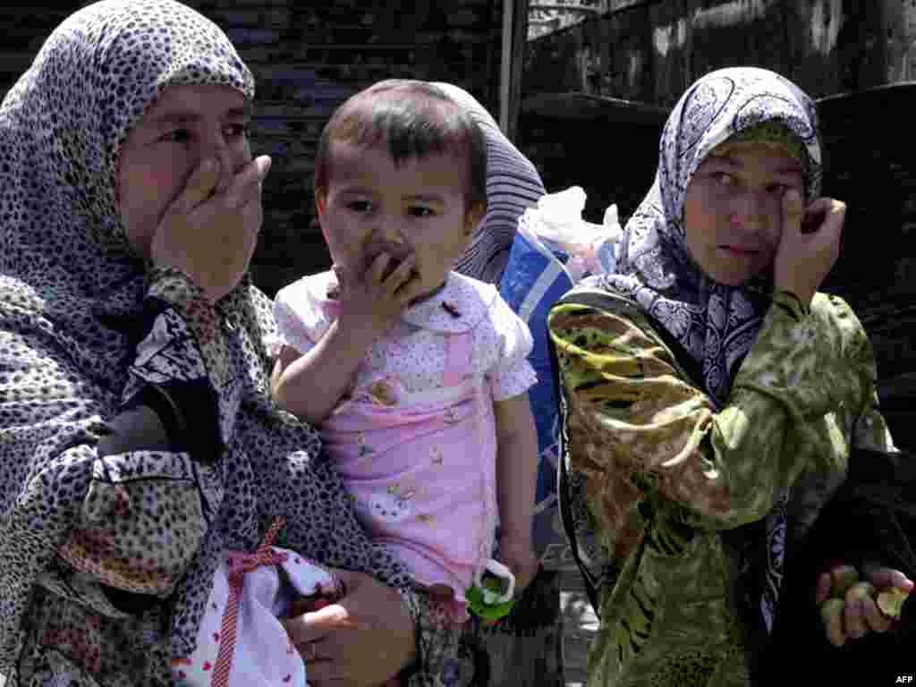 Кыргызстанның көньягында кыргызлар белән үзбәкләр арасындагы чуалышлар вакытында дистәләрчә мең үзбәк торган җирен ташлап киткән.