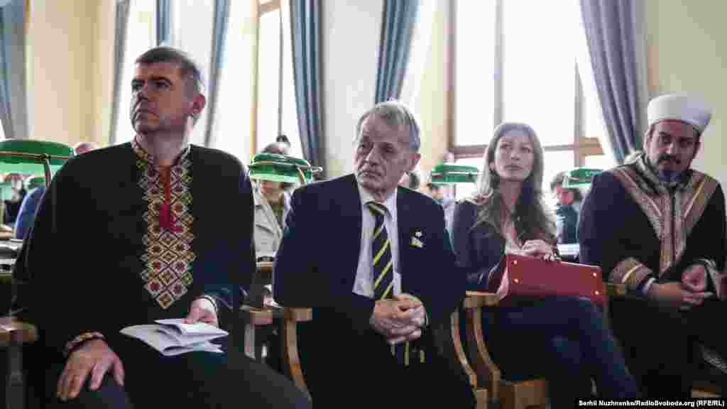 У центрі – лідер кримських татар, народний депутат України Мустафа Джемілєв і заступник міністра інформаційної політики України Еміне Джеппар