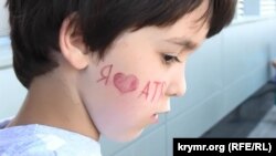 Дитина на святі з нагоди дня народження першого кримськотатарського телеканалу ATR