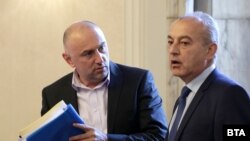 Председателят на бюджетната комисията Любомир Каримански и служебният министър на труда и социалната политика Гълъб Донев по време на заседанието на комисията на 3 септември