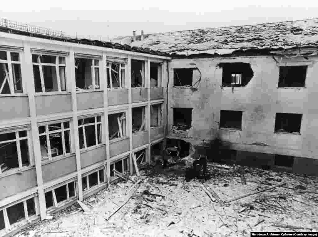 Locul exploziei unei bombe la birourile RFE/RL din München în februarie 1981.Eficacitatea RFE/RL a fost evidențiată de multiplele atacuri asupra personalului și instalațiilor sale. În 1981, un atentat cu bombă care ar fi fost plătit de conducătorul comunist al României, Nicolae Ceaușescu, și aranjat de Ilich Ramírez Sanchez, cunoscutul militant marxist venezuelean cunoscut sub numele de „Carlos Șacalul”, a distrus un colț al sediului RFE/RL din München, rănind mai mulți angajați.