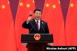 Сі Цзіньпін піднімає келих із вином під час бенкетної промови на форумі «Один пояс, один шлях» в Пекіні 26 квітня 2019 року