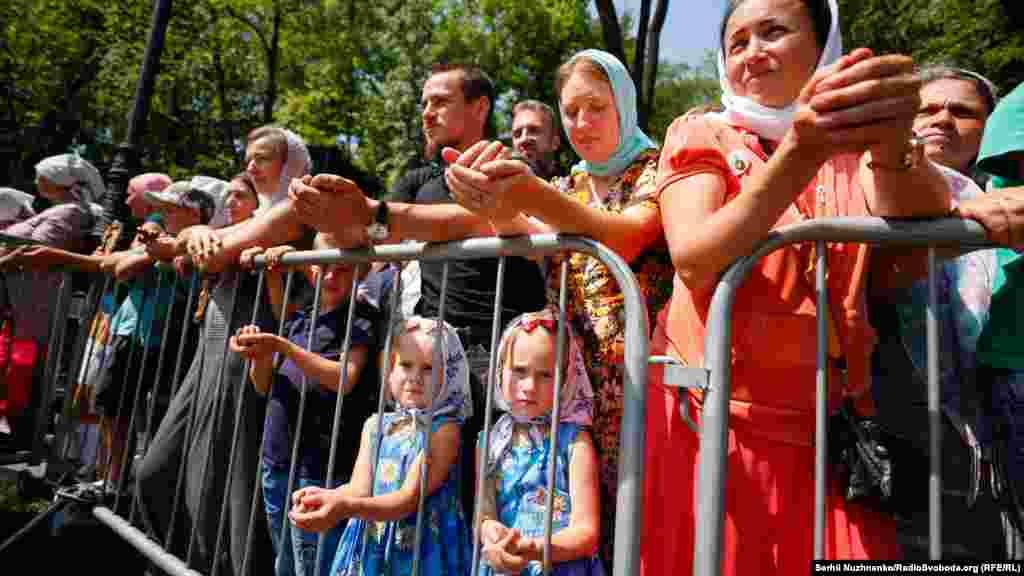 Як повідомив кореспондент Радіо Свобода, попри велике скупчення людей, лише незначна частина учасників урочистостей мала на обличчях захисні маски