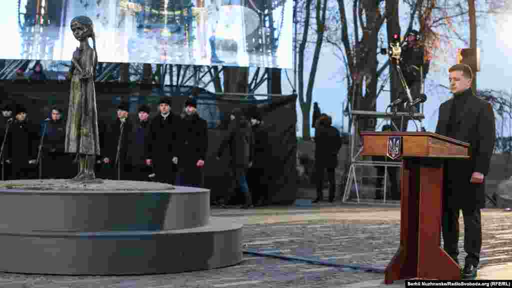 За різними даними, від Голодомору 1932-33 років померло від 4 до 8 мільйонів українців. Ці втрати співставні з втратами України у Другій світовій війні. «Ми українці і нам усе до снаги, але є дві речі, яких ми ніколи не зможемо – не зможемо це забути, не зможемо це пробачити», – сказав президент України, виступаючи на вшануванні 86-х роковин Голодомору 23 листопада в Києві