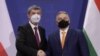 Колишній глава чеського уряду Андрей Бабіш (ліворуч) та прем'єр-міністр Угорщини Віктор Орбан на конференції у Будапешті, 5 лютого 2021 року.