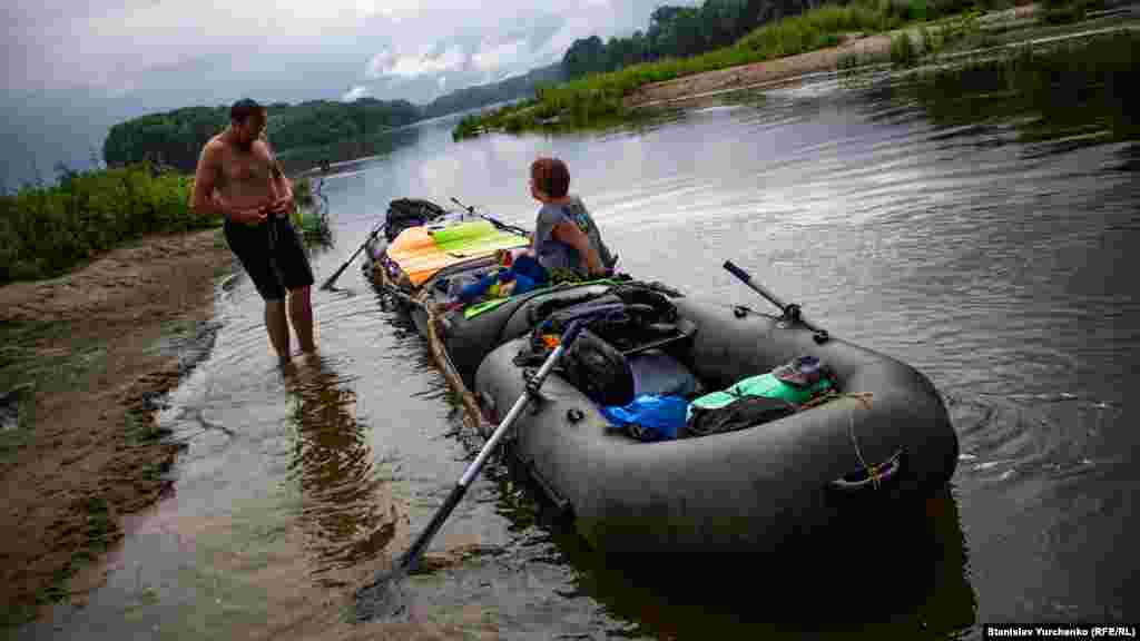 Учасники водної подорожі з’єднують кілька човнів – для зручнішого плавання