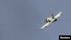 تصویر یک جنگنده نیروهای دولتی سوری را در حوالی حلب نشان میدهد