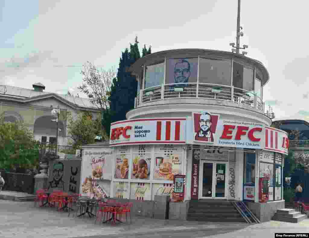 Здание бывшего «Макдональдса» на набережной Ялты