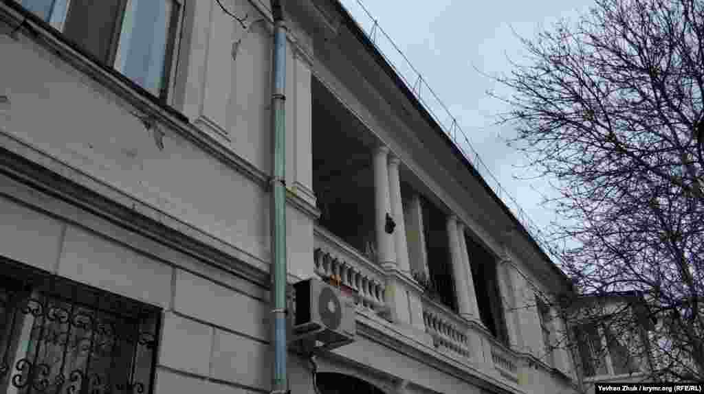 Два парадні входи на головному фасаді мають по ґанок з квадратними колонами, але парадні, за радянською традицією, забиті, а жителі заходять у свої під'їзди з двору – з чорного входу. Деякі квартири першого поверху виведено з житлового фонду, і зараз там розташовуються різні приватні контори