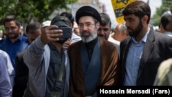 مخالفان حکومت در ایران بارها در اعتراضات مختلف، با شعار «مجتبی بمیری، رهبری رو نبینی» با رهبری احتمالی پسر علی خامنهای ابراز مخالفت کردهاند