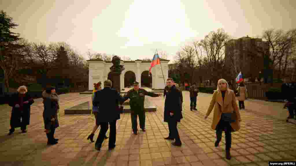 2019 рік. У Сімферополі відзначають 205-ту річницю від дня народження Кобзаря. Спочатку свій захід провели проросійські активісти під керівництвом депутата Сімферопольської міськради, оставного офіцера-політпрацівника Сергія Іллічова. Учасники прийшли з російськими прапорами і банером «Російська громада Криму». Деякі виступаючі називали Шевченка «російським письменником»