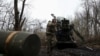 Гармаш із позивним «Вояк» із 3-ї оперативної бригади НГУ «Спартан» готується відкрити вогонь із самохідної гаубиці «Богдана», Донецька область, 6 квітня 2025 року