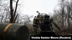 Українські військові ведуть вогонь із артилерії, фото ілюстративне