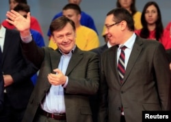 Liderii Uniunii Social Liberale (USL), premierul Victor Ponta, președintele Partidului Social Democrat, și Crin Antonescu, președintele Partidului Național Liberal, participă la un miting electoral în Craiova. 7 decembrie 2012