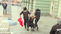 Полиция избивает участников акции протеста Полиция избивает участников акции протеста