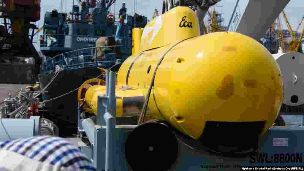 Беспилотная сумбарина с зарядом взрывчатки на турецком минном тральщике Аnamur. Этим «дроном» руководит оператор с корабля: рабочая глубина до 300 метров, расстояние до оператора – до 2 тысяч метров. Сигналы поступают через оптоволоконный кабель. На носу стоят две видеокамеры