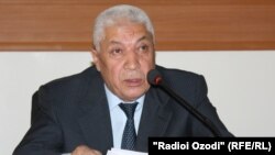 Нусратулло Абдуллоев ба саволҳои хабарнигорон посух медиҳад