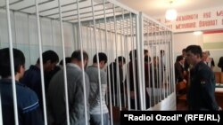 Муҳокимаи як гурӯҳ аз афроди муттаҳам ба узвият дар гурӯҳи тундрави "Давлати исломӣ". Акс аз бойгонӣ