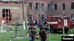 Пожар в школе №1 в Беслане после во время штурма российскими силовиками. 3 сентября 2004 года