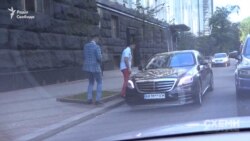 Там на нього чекав депутат Тищенко, який потім вказав водієві їхати до Офісу президента
