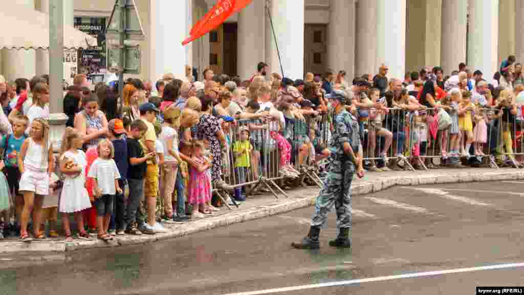Присутні уздовж дороги в Севастополі – без захисних масок. Місце параду охороняли російські силовики і члени казацьких формувань із «Народної дружини». Деякі з них використовували засоби захисту