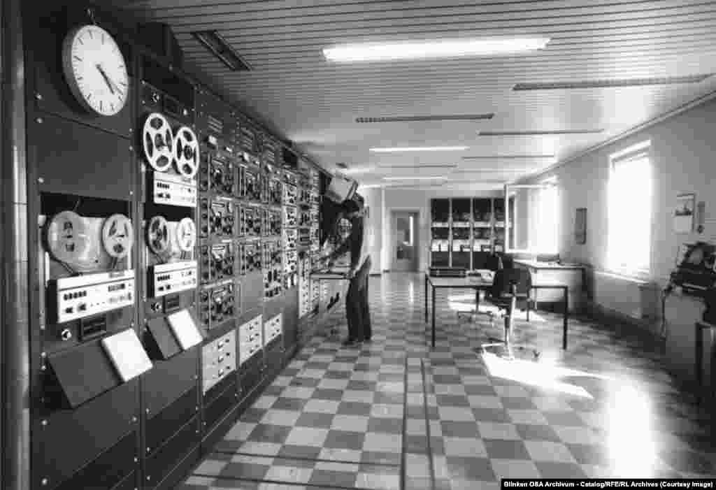 Stația de monitorizare din München, unde emisiunile din țările comuniste erau înregistrate și revizuite de personalul radio.RFE și RL au fuzionat pentru a deveni RFE/RL în 1976.
