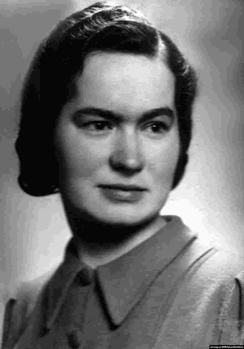 Ганна МАКСИМЕЦЬ Псевдо: «ГАНКА», «ГАЛИНА КОВАЛЕНКО» Діяльність: член жіночого рою Південної похідної групи ОУН; очільниця жіночої референтури криворізького окружного проводу ОУН; організаційний референт криворізької окружної управи «Просвіти»  ***** Ганна Максимець пережила три арешти та еміграцію до Кракова. Четверте її затримання, яке відбулося вже у Кривому Розі, де вона організовувала підпільну мережу спротиву, стало фатальним: нацистські окупанти катували, а потім розстріляли «Ганку».