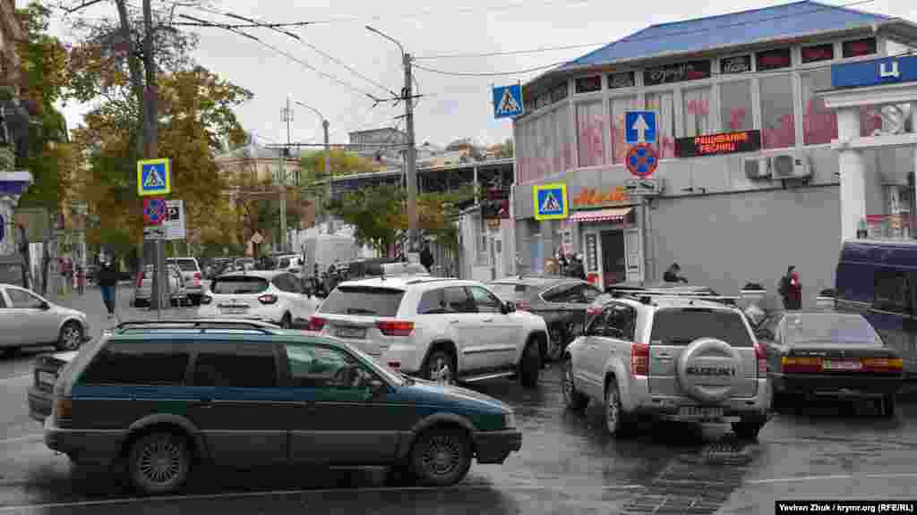 Біля Центрального ринку – паркувальний колапс
