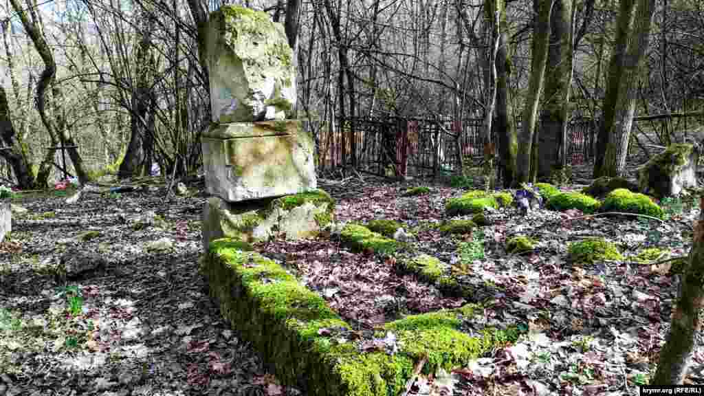 На околиці Морозівки – невеликий, але старий цвинтар. Серед могил можна знайти поховання XVIII-XIX століть, багато написів грецькою мовою. Перед першим виселенням в Алсу жило близько 300 осіб, у 1920-і роки – близько 150. Зараз тут живе 50 осіб