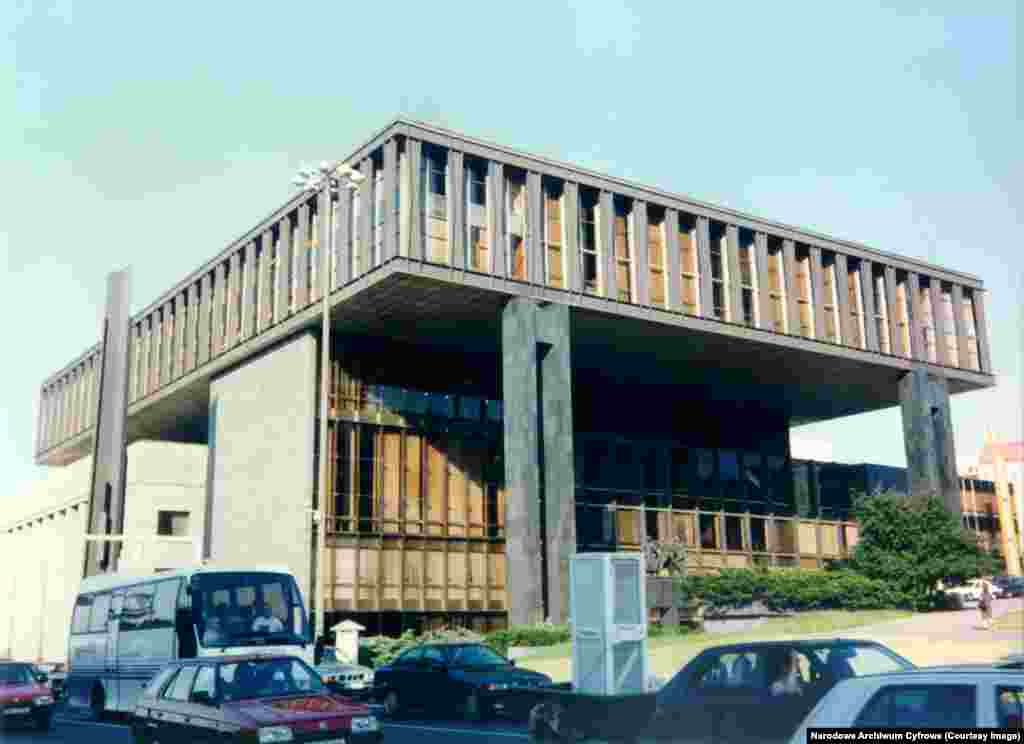 Clădirea din centrul orașului Praga care a servit drept sediu pentru RFE/RL.În 1995, RFE/RL s-a mutat la Praga, unde președintele Republicii Cehe, Vaclav Havel, a oferit radiodifuzorului clădirea fostului parlament comunist cehoslovac din centrul orașului pentru o chirie nominală. În 2009, operațiunea s-a mutat într-o clădire special construită în afara centrului.