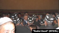 Р.Амиров дар мулоқот бо сокинони Ворух дар Хонаи фарҳанги ин русто. 1 маи соли 2013