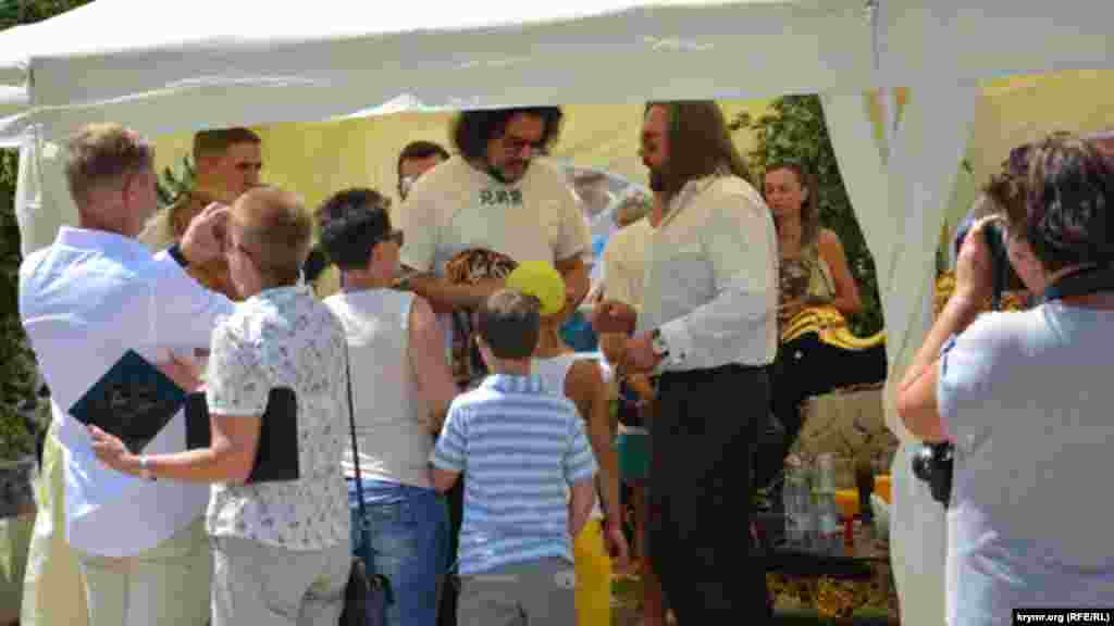 После концерта Роландаса Киркоров раздал автографы посетителям парка «Тайган»