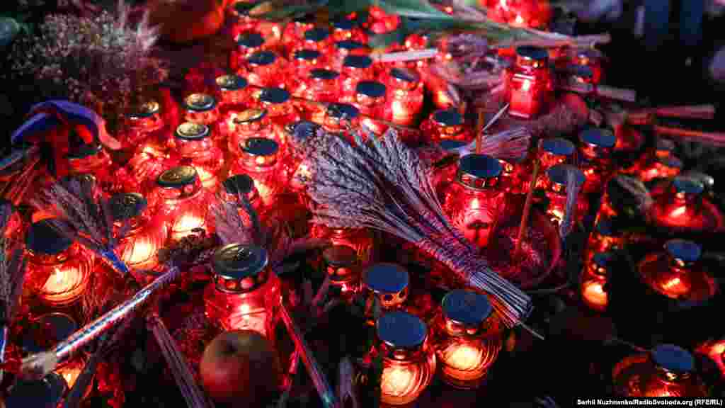 Люди принесли колоски пшениці, кетяги калини, свічки й квіти