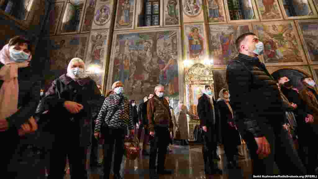Під час Великодньої служби в Михайлівському Золотоверхому соборі люди були в масках і в більшості випадків дотримувались дистанції 