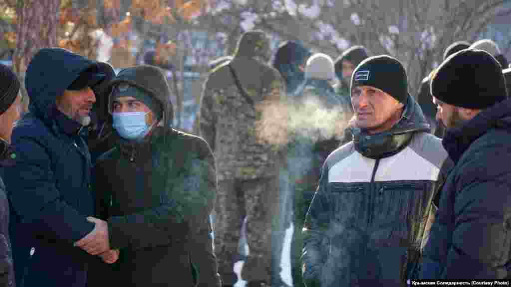Незважаючи на сильний мороз у Сімферополі -11...-13°, люди продовжували приїжджати під будівлю суду з різних міст Криму
