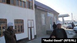 Як бозори наздимарзӣ миёни Тоҷикистон ва Қирғизистон дар Исфара. Акс аз бойгонӣ.