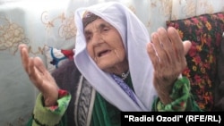 Бадан Исматоваи 112-сола, сокини вилояти Хатлон даст ба дуои фарзандонаш аст