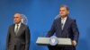 Ministrul Dezvoltării, Cseke Attila, (d) și premierul Ilie Bolojan (s). 