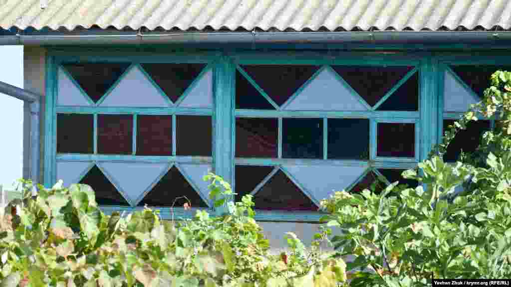 В Угловому – чимало будинків із незвичайними архітектурними деталями, як, наприклад, цей