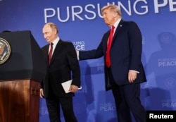 Президент США Дональд Трамп (праворуч) та лідер Росії Володимир Путін під час пресконференції після їхньої зустрічі в Анкориджі, Аляска, США, 15 серпня 2025 року