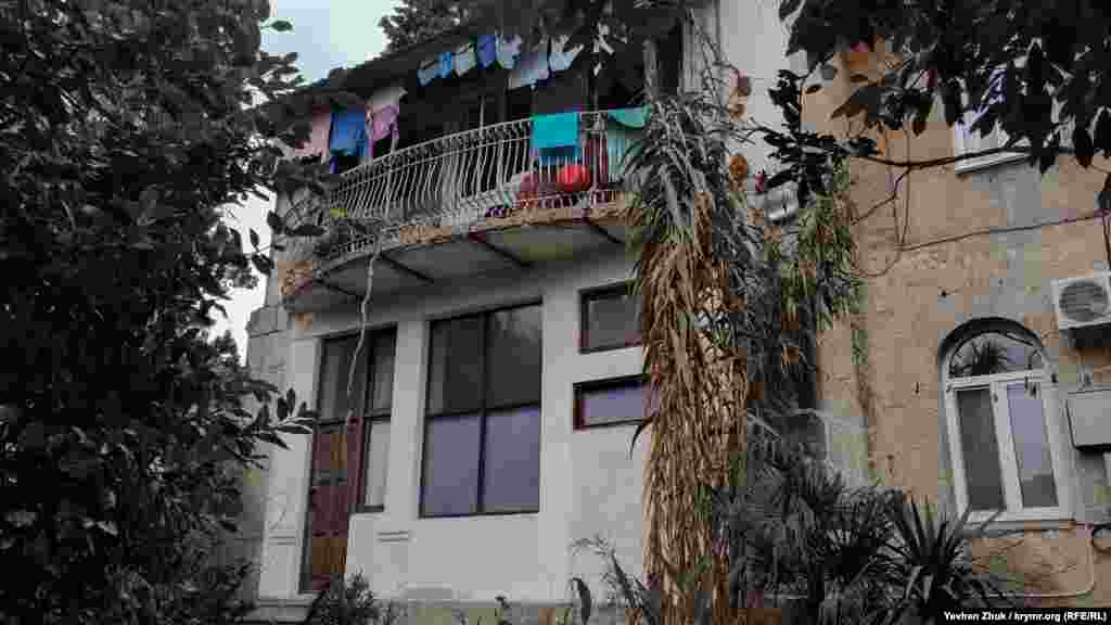 Обійшовши територію «Будинку Овчинникова» і «Будинку Мельцера» по периметру, я увійшов у невеликий дворик. Будинок, що стоїть тут, колись належав до одного з вищевказаних особняків. Можливо, виконував якісь допоміжні функції. Зараз це просто житловий будинок, але його архітектура нагадує, що колись він входив у комплекс будівель