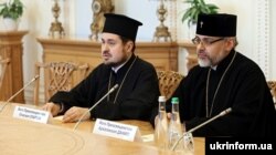 Екзархи Вселенського патріархату в Україні – архієпископ Памфільський і Західної єпархії УПЦ в США Даниїл (праворуч) та єпископ Едмонтона і Захiдної єпархії УПЦ в Канаді Іларіон. Київ, 5 жовтня 2018 року