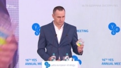 Сенцов обратился к Зеленскому на Ялтинской конференции (видео) Сенцов обратился к Зеленскому на Ялтинской конференции (видео)